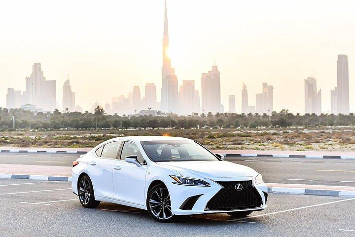 Transfert de l'aéroport de Dubaï à la ville de Dubaï en berline Lexus