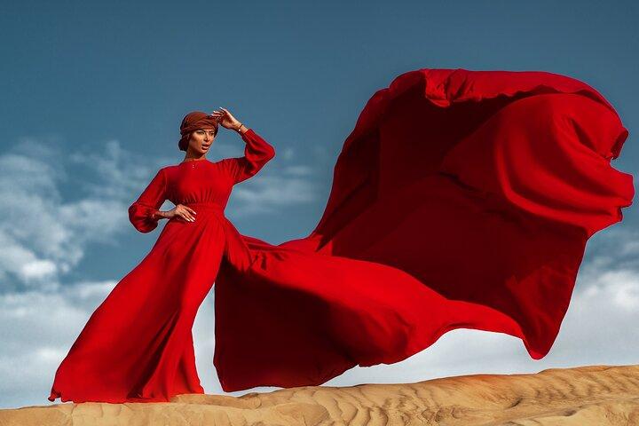 Photo de robe volante : Séance photo dans le désert de sable rouge de Dubaï
