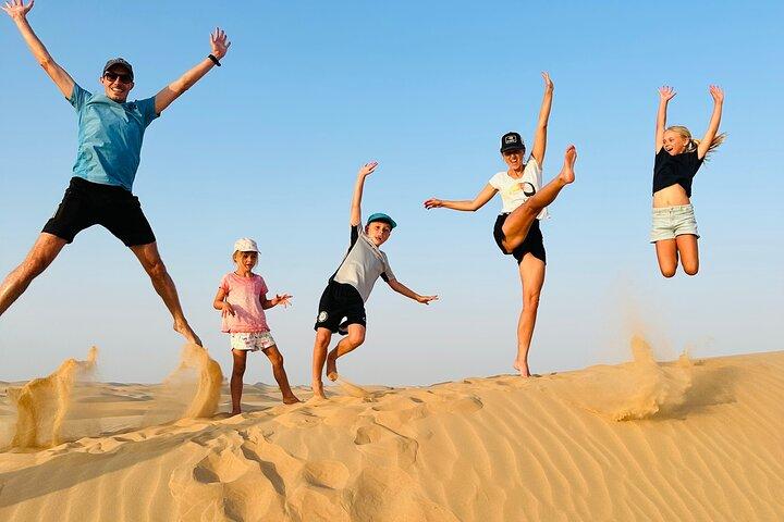 Abu Dhabi : Safari privé dans le désert en soirée avec barbecue et spectacles en direct