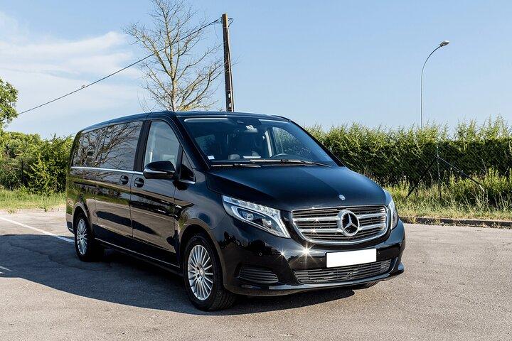 Transfert à l'arrivée de l'aéroport de Dubaï DXB à Dubaï en voiture/fourgonnette privée