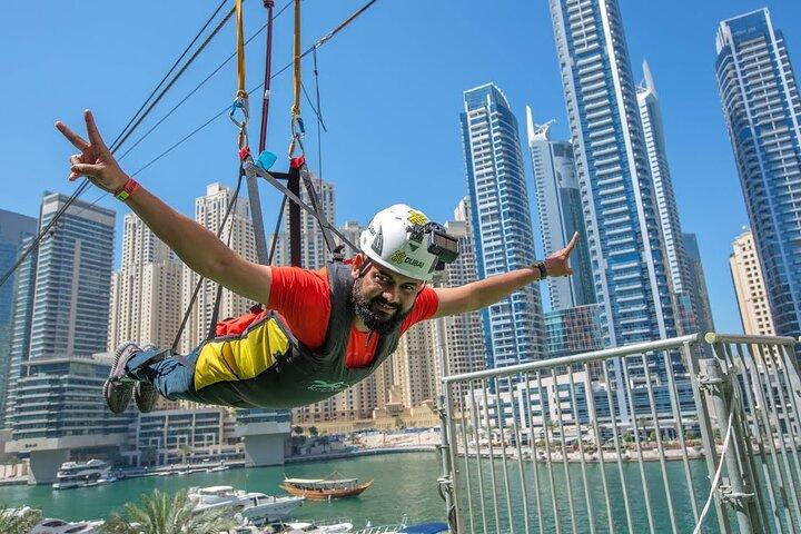 Tyrolienne urbaine XLine Solo dans la marina de Dubaï