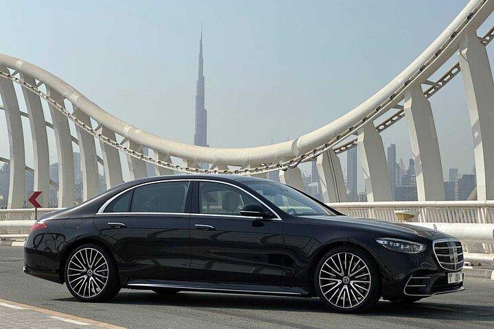 Mercedes Benz avec chauffeur à Dubaï pendant 10 heures