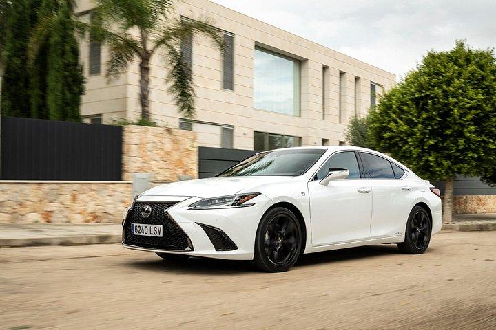 Véhicule d'une journée complète avec chauffeur à Dubaï avec la berline de luxe Lexus