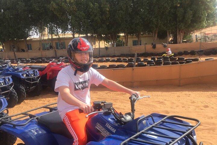 Safari dans le désert du matin avec quad