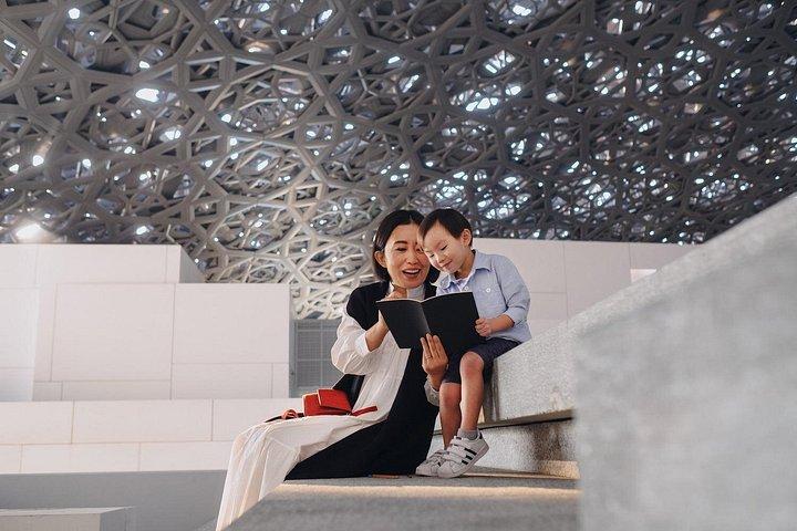 Liens à travers l'art : une mère et son enfant explorent les merveilles du Louvre Abu Dhabi