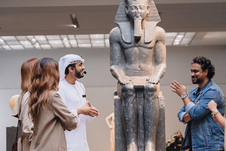 Exploration éclairante : un guide expérimenté dévoile les merveilles du Louvre Abu Dhabi