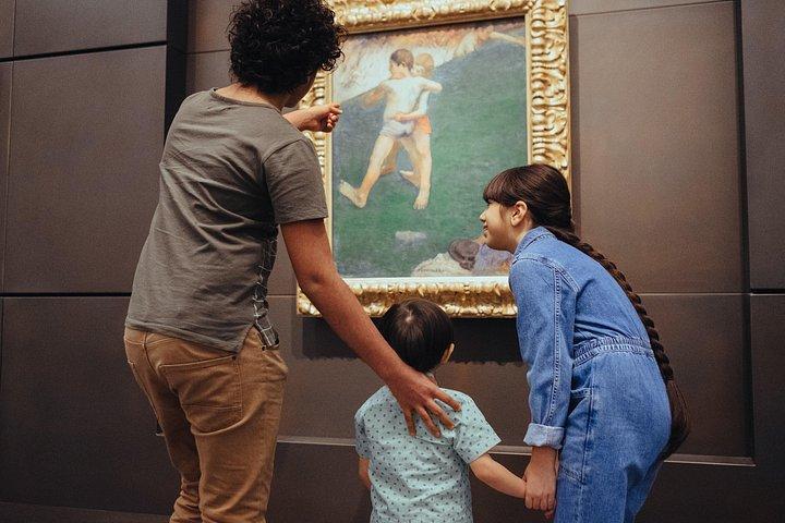 À la découverte de trésors culturels : Des visiteurs captivés par les chefs-d'œuvre du Louvre Abu Dhabi.
