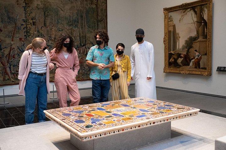 À la découverte de trésors culturels : Des visiteurs captivés par les chefs-d'œuvre du Louvre Abu Dhabi.