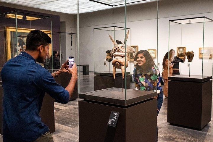 Capturer des souvenirs : les touristes prennent des selfies au milieu des superbes expositions du Louvre Abu Dhabi