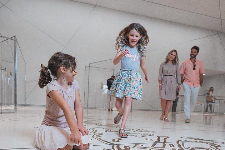 Curiosité libérée : des enfants explorent et jouent à l'intérieur du Louvre Abu Dhabi.