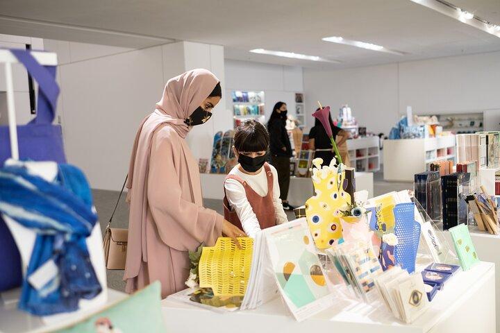 Liens à travers l'art : une mère et son enfant explorent les merveilles du Louvre Abu Dhabi