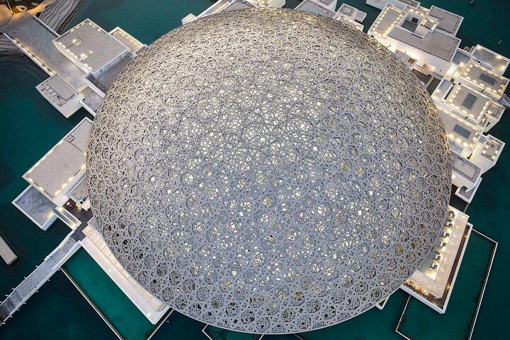Perspective à couper le souffle : vue aérienne du chef-d'œuvre architectural du Louvre Abu Dhabi