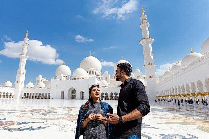 L'amour sur fond de grandeur : un couple s'embrasse devant la mosquée Cheikh Zayed