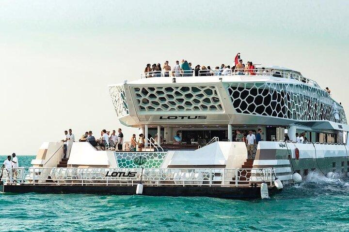 Dîner-croisière Lotus Mega Yacht à la marina de Dubaï