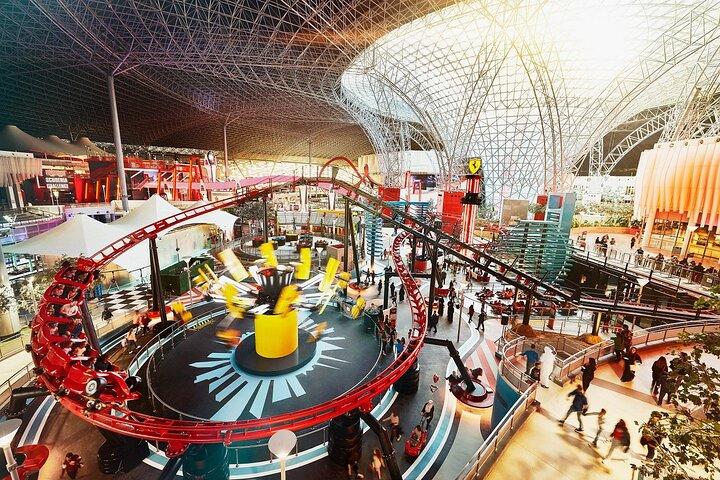 Ferrari World & National Aquarium Tour + transport facultatif