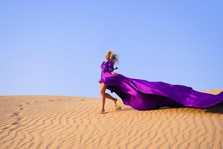 Photographie de robe volante dans les dunes du désert de Dubaï avec transferts