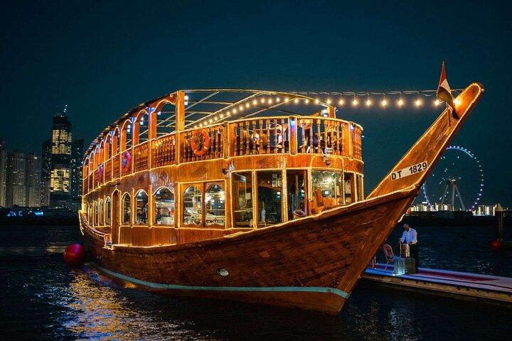 Croisière en boutre avec dîner et divertissement en direct à Dubaï Al Seef