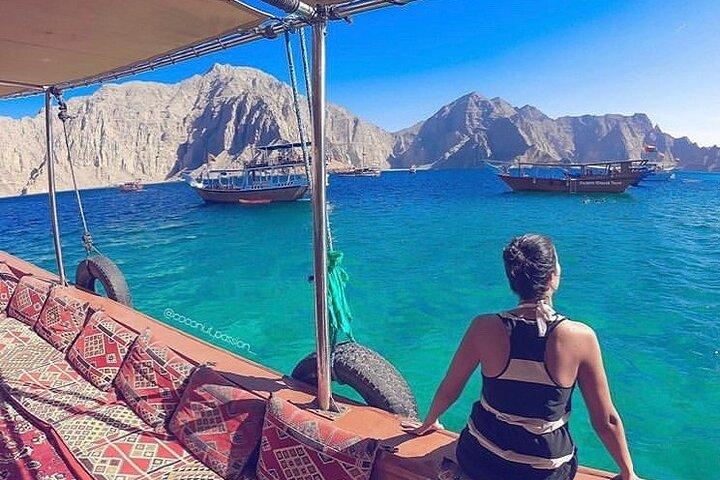Visite de Musandam Dibba avec croisière en boutre, déjeuner et activités nautiques