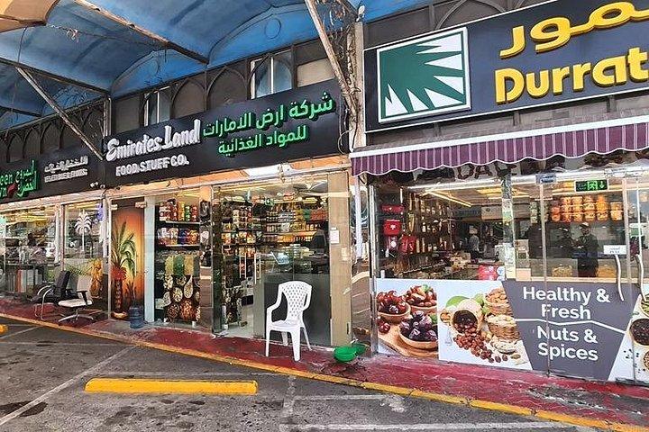 Découvrez l'essence de la gourmandise arabe au marché aux dattes d'Abu Dhabi, où la tradition rencontre le goût, une date à la fois.