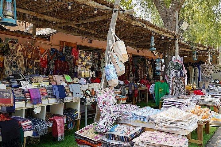 Ramenez chez vous un morceau du charme d'Abu Dhabi avec nos souvenirs triés sur le volet – incarnant l'esprit des Émirats dans chaque souvenir.