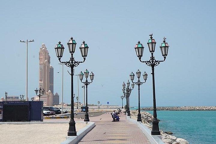 Route panoramique le long de la plage de la Corniche d'Abu Dhabi