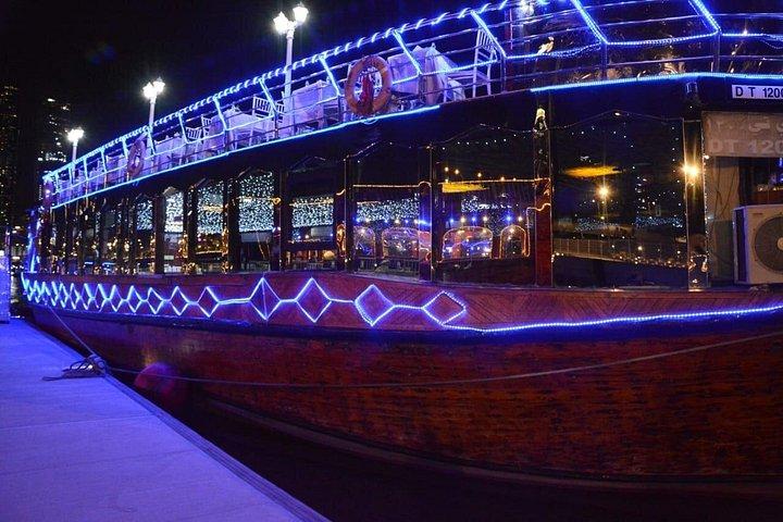 Dubaï Marina Unique Dhow Cruise Buffet Dîner et spectacle live