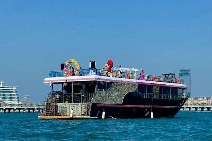 Croisière en boutre avec dîner dans la marina de Dubaï et divertissement en direct