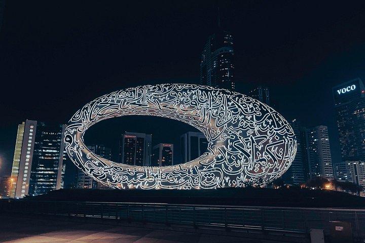 Visite nocturne privée de la ville avec un local