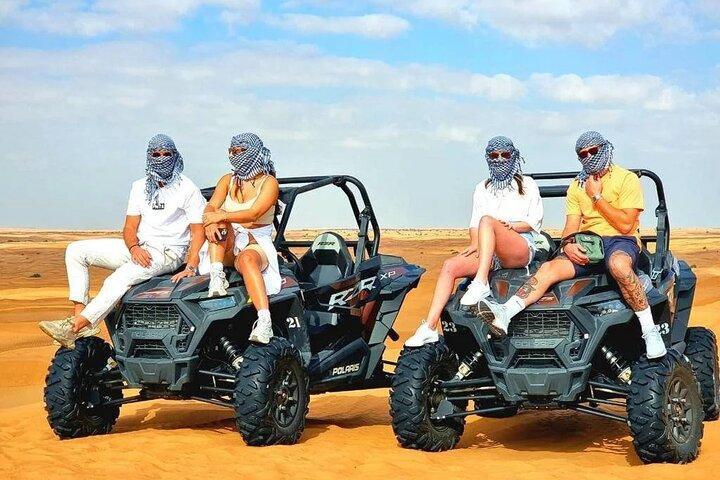 Safari dans le désert de Dubaï avec dîner barbecue, balade en buggy et traversée des dunes