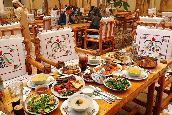 Visite de la ville avec robe Gandoura et dégustation de plats émiratis