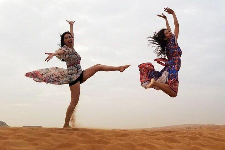 Safari dans le désert des dunes rouges avec dîner barbecue, balade à dos de chameau et spectacle en direct
