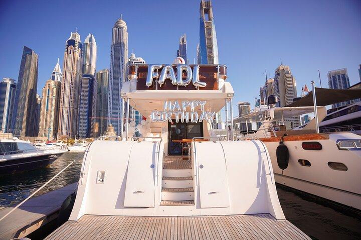 Célébration d'anniversaire de luxe sur un yacht à Dubaï