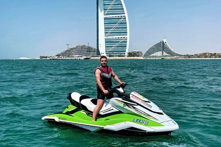 Jet-ski à Dubaï (vue sur le Burj Al Arab)