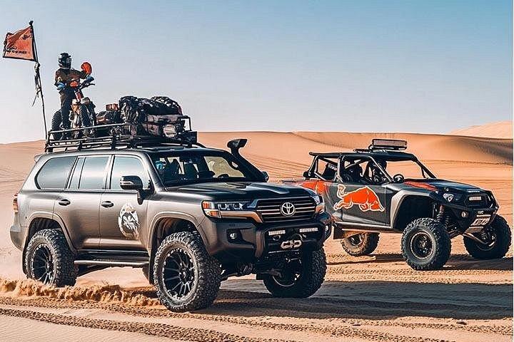 Safari dans le désert et moto tout-terrain haut de gamme avec buggy dans les dunes
