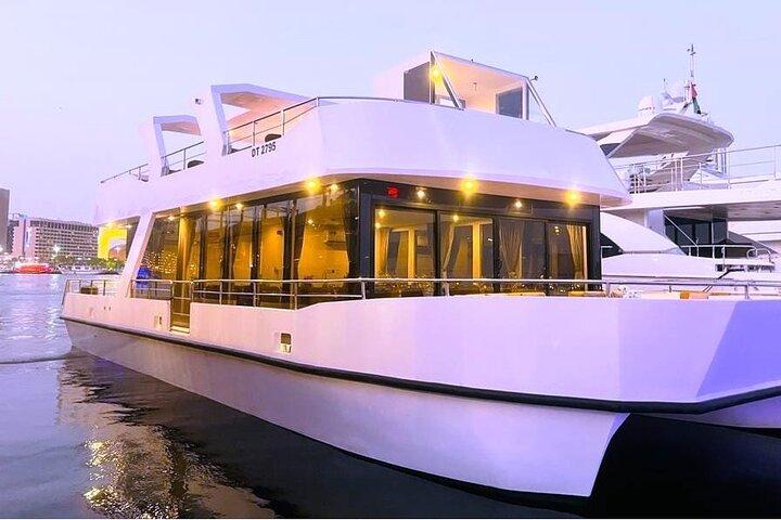 Dîner croisière sur le canal d'eau de Dubaï avec transfert PVT pour petit groupe