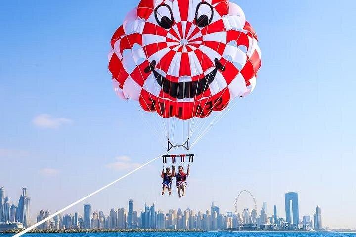 Aventure en parachute ascensionnel à Dubaï avec promenade en bateau
