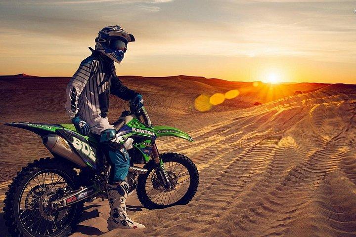 Dirt Bike Adventure avec Dune Bashing, dîner barbecue et spectacles vivants