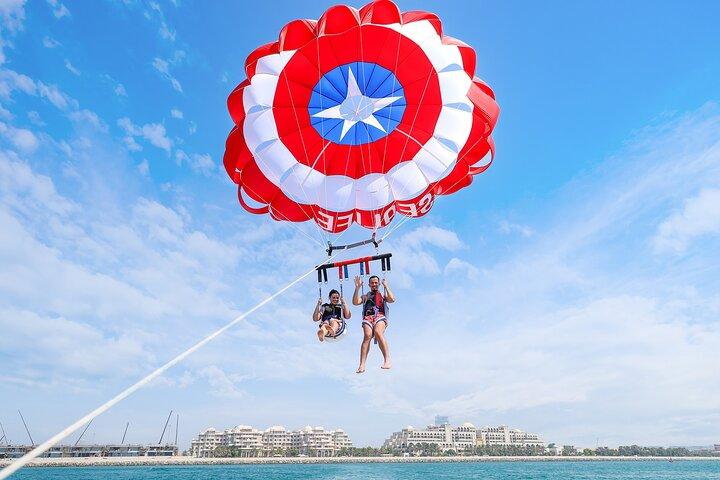 Parachute ascensionnel à Dubaï avec le parachute Captain America