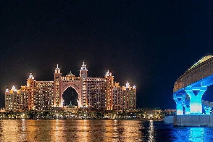 Capturez les moments de la nuit d'Eureka dans la ville de Dubaï