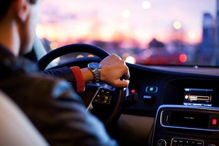 Véhicule privé pour une journée complète avec chauffeur à Dubaï ou Abu-Dhabi