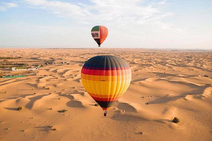 Profitez de belles vues sur le magnifique désert de Dubaï en montgolfière