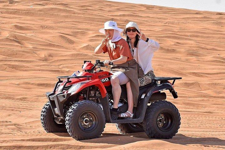 Safari dans le désert avec dîner barbecue, quad et promenade en chameau de Dubaï