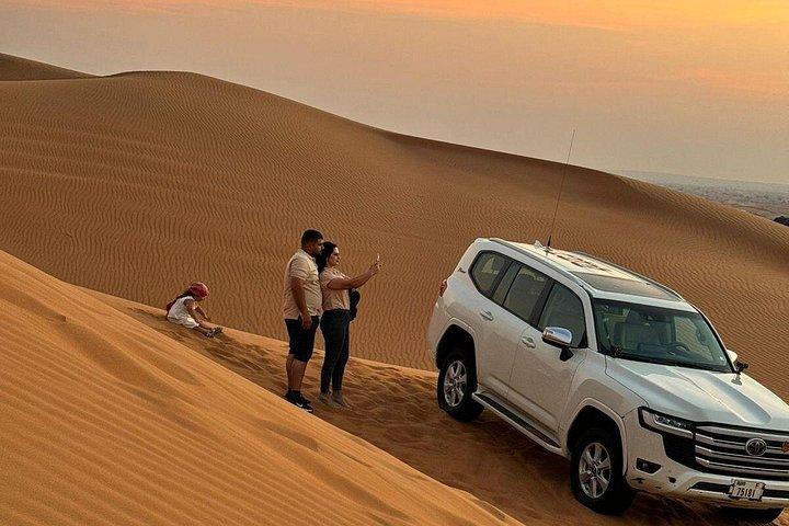Promenade passionnante en 4x4 à travers les plus hautes dunes rouges du désert.