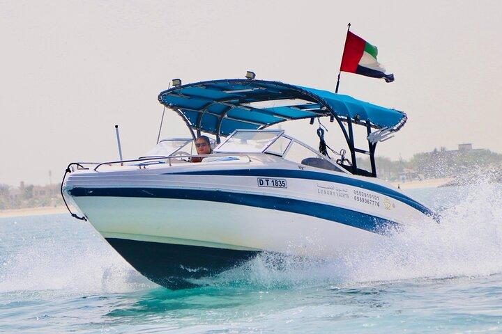 Bateau à moteur privé à Dubaï Par Luxury Yachts