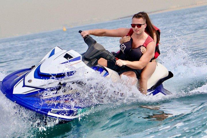 Location de jet ski pour deux personnes à Luxury Yachts