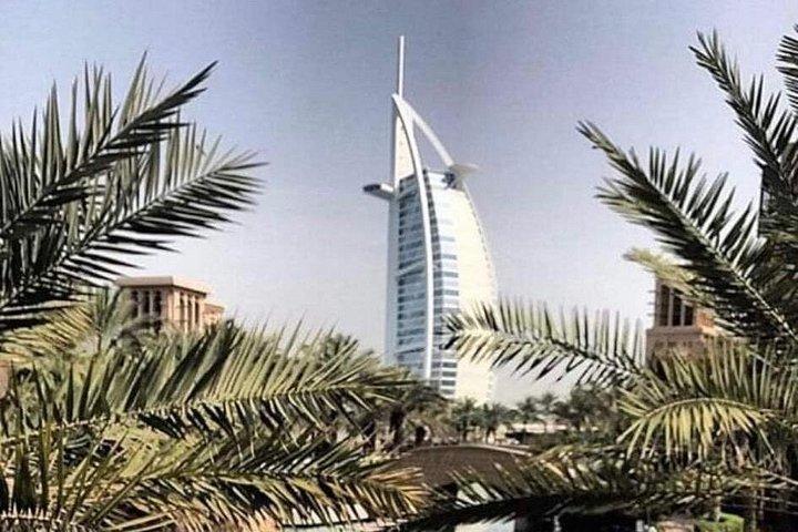 Tour de Dubaï moderne et traditionnel
