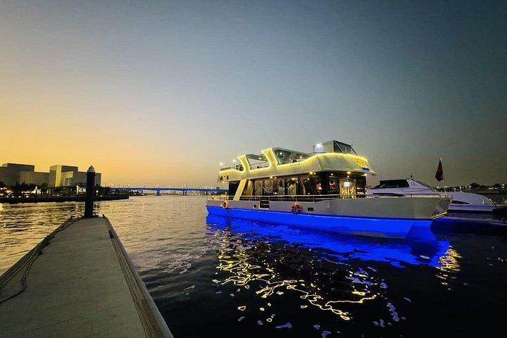 Croisière en yacht moderne sur le canal de Dubaï : luxe et vues panoramiques vous attendent