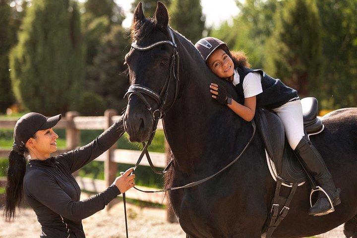 Expérience d'équitation au lever du soleil dans le désert de Dubaï avec vue sur le lac