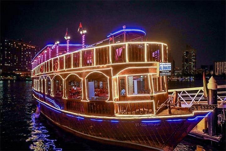 Dîner croisière de luxe à Dubaï Marina avec divertissement en direct
