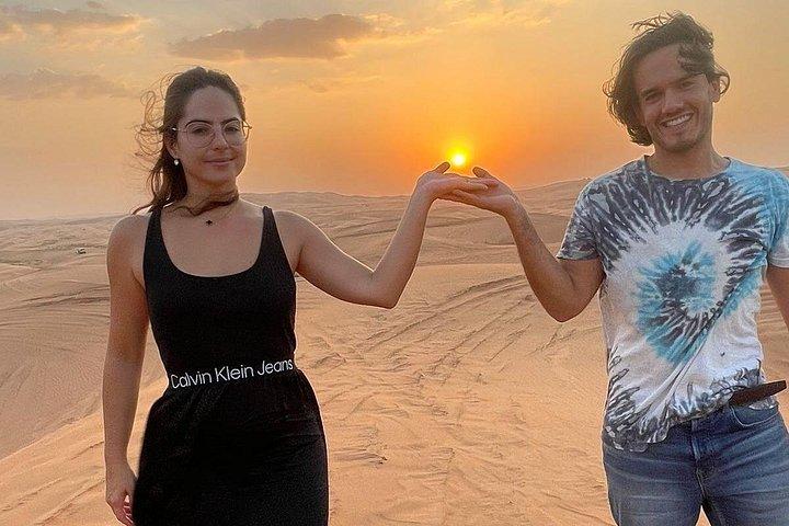 Safari dans le désert de Dubaï avec balade à dos de chameau et planche à sable